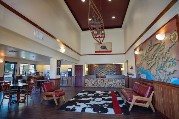 The Redwood Riverwalk Hotel (Fortuna)